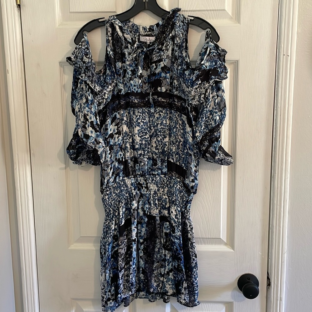 Key Hole Neckline. Gathered waist band.